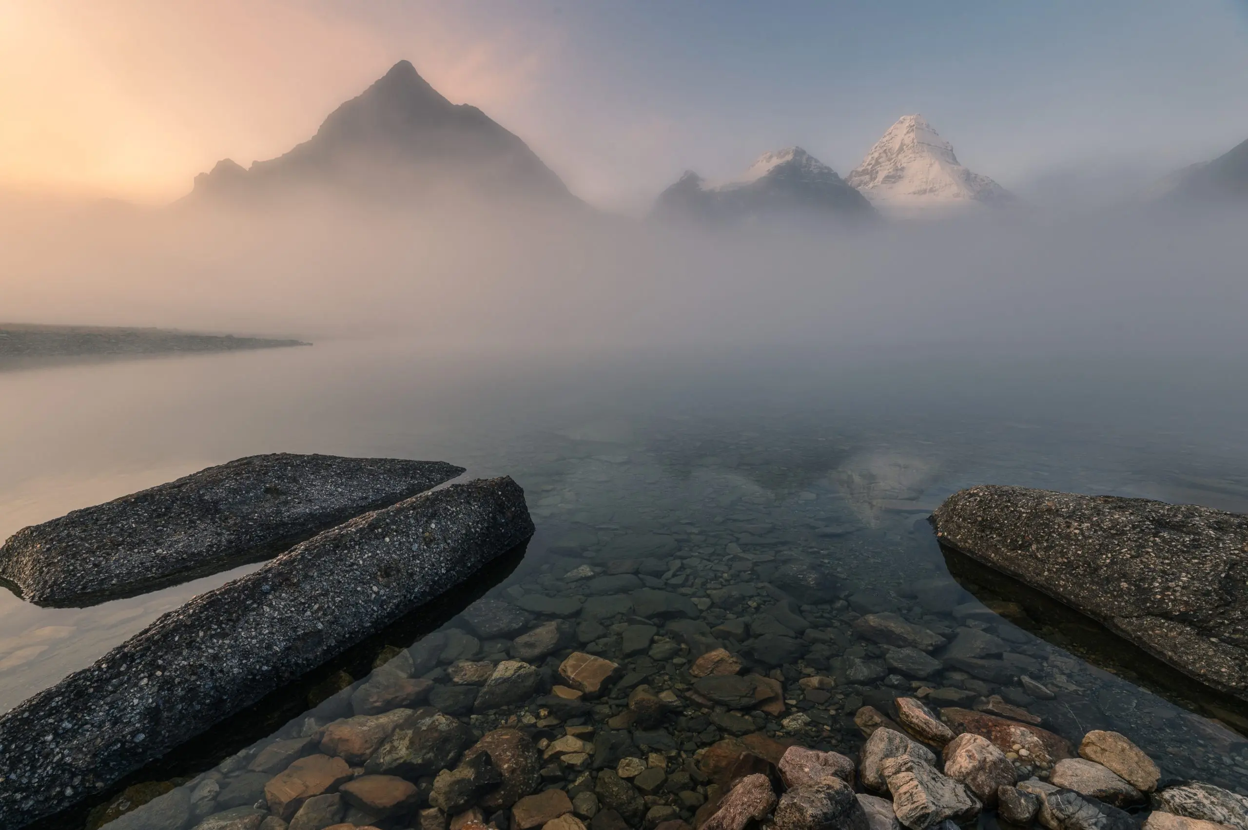 Scenery of mount Assiniboine in foggy on Magog lake at the morni Sorgbearbetning Vasastan